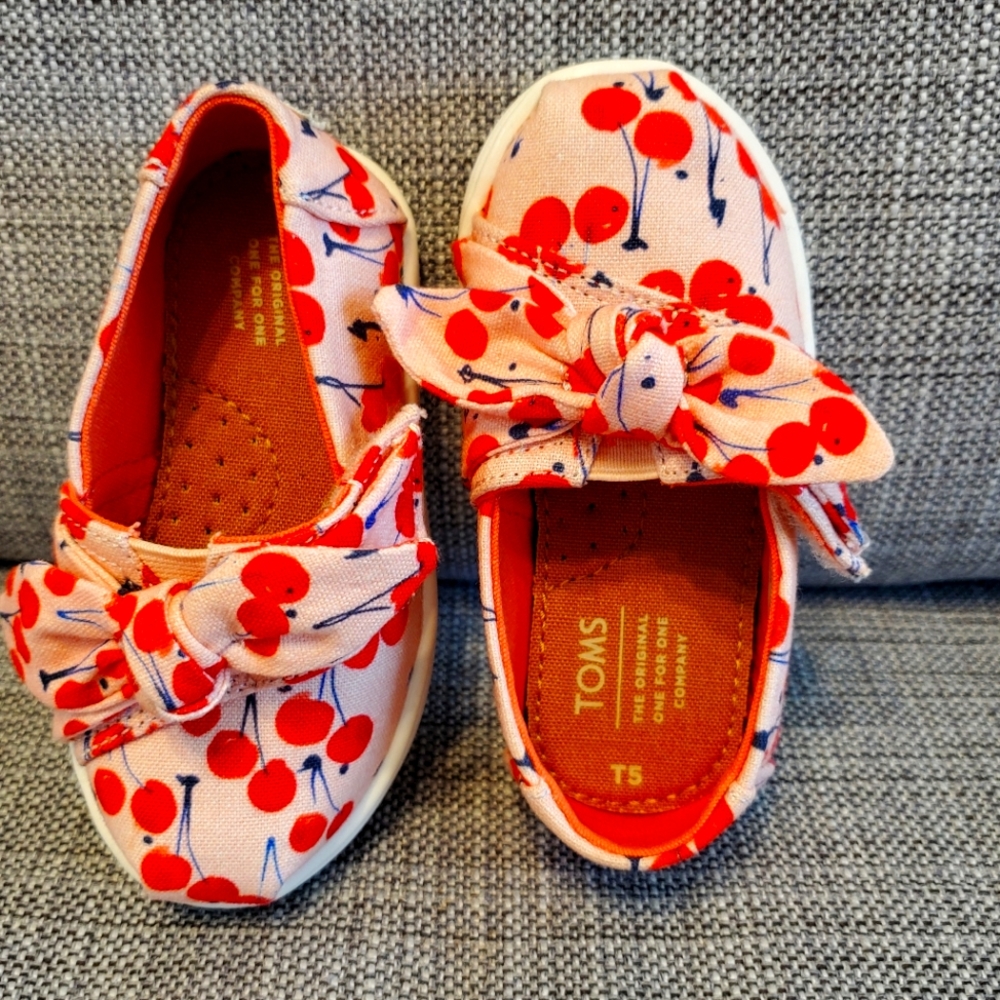 Toms. Tiny Alpargata. 5T. Cherry print.